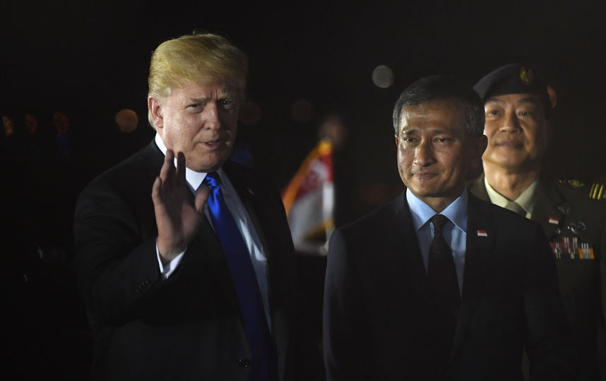Президент США Дональд Трамп и министр иностранных дел Сингапура Вивиан Балакришнан. Фото AFP