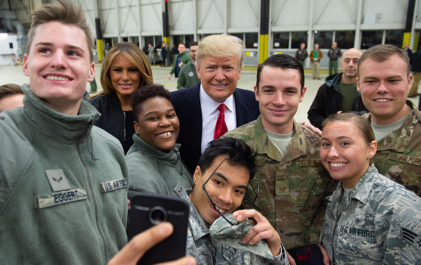 Дональд и Мелания Трамп с американскими военнослужащими на базе Рамштайн. Фото AFP