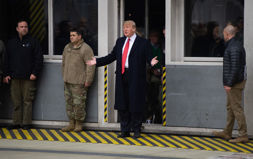 Дональд Трамп с американскими военнослужащими на базе Рамштайн. Фото AFP