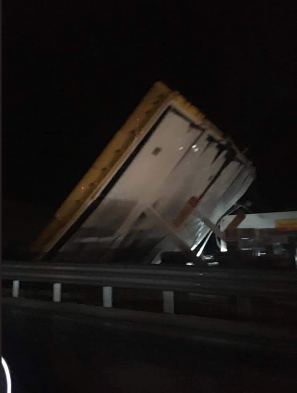 Последствия урагана. Фото скриншот twitter.com/topouzid?lang=ru