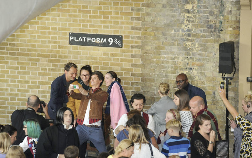 Эдди Редмэйн и Джуд Лоу на платформе 9 и 3/4. Фото Getty
