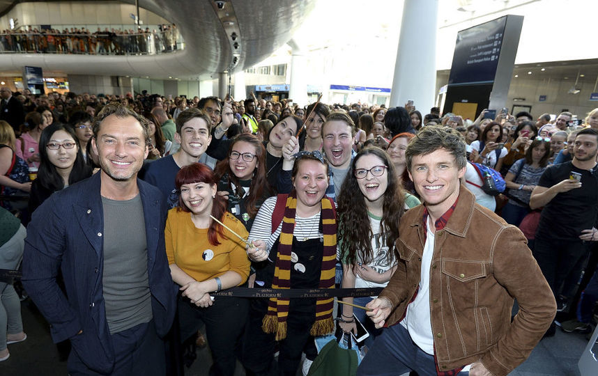 Эдди Редмэйн и Джуд Лоу на платформе 9 и 3/4. Фото Getty