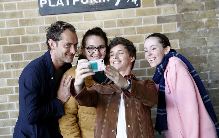 Эдди Редмэйн и Джуд Лоу на платформе 9 и 3/4. Фото Getty