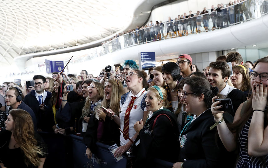 Эдди Редмэйн и Джуд Лоу на платформе 9 и 3/4. Фото Getty