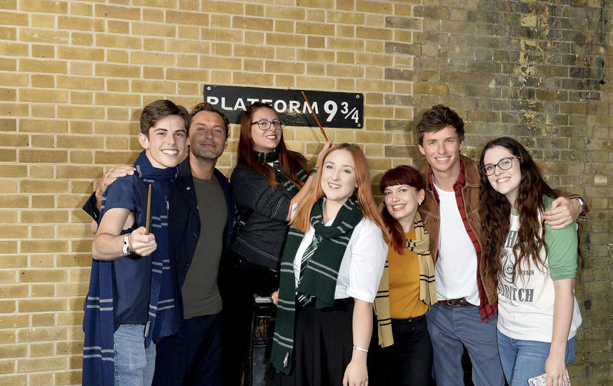 Эдди Редмэйн и Джуд Лоу на платформе 9 и 3/4. Фото Getty