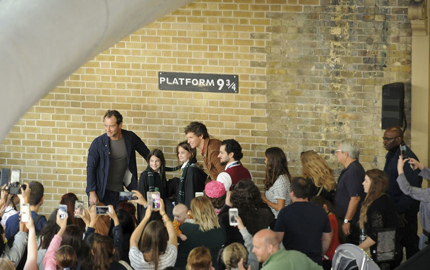 Эдди Редмэйн и Джуд Лоу на платформе 9 и 3/4. Фото Getty
