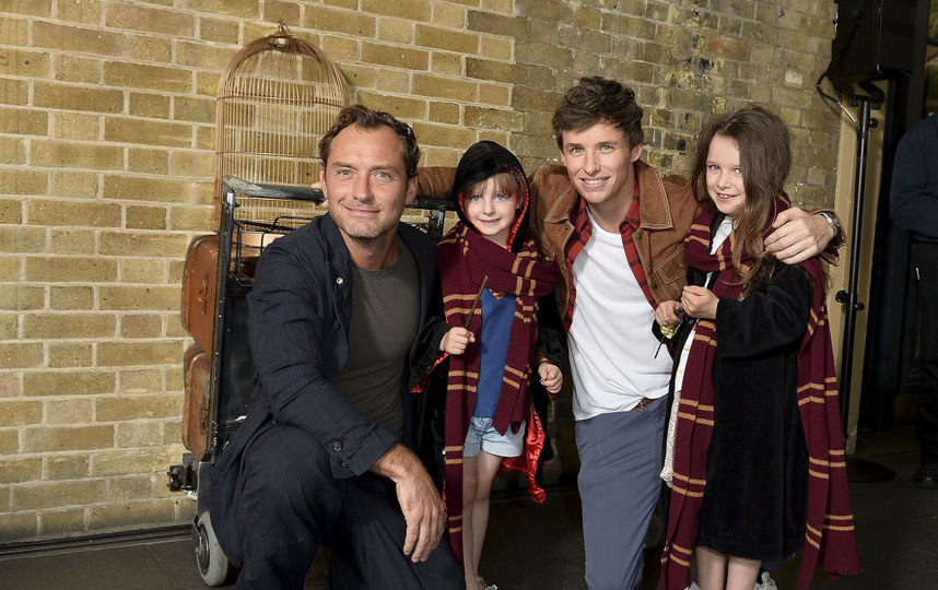 Эдди Редмэйн и Джуд Лоу на платформе 9 и 3/4. Фото Getty