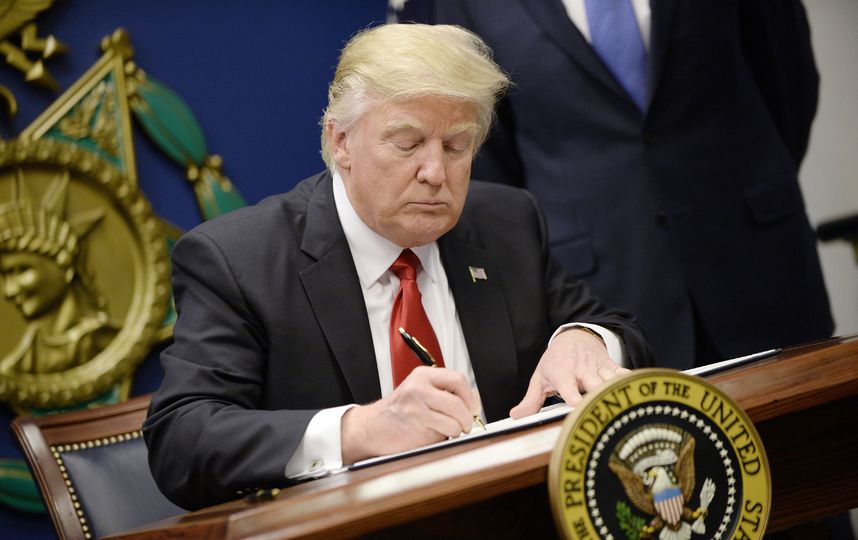 Эксперт: Решение Трампа снять запрет на въезд в США обусловлено тремя факторами