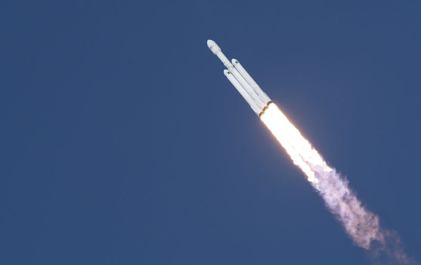 Электрокар Tesla прокатился по орбите Земли на ракете Falcon Heavy: видео