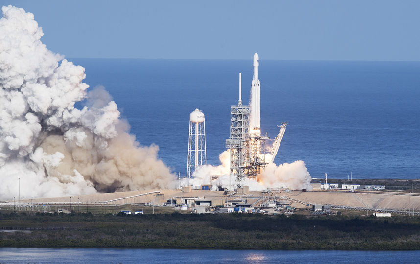 Запуск ракеты Falcon Heavy. Фото AFP