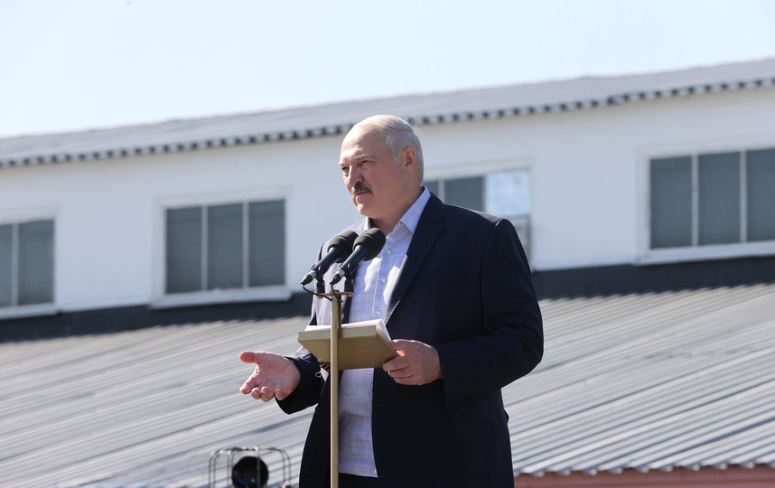 Александр Лукашенко выступает перед работниками МЗКТ. Фото AFP