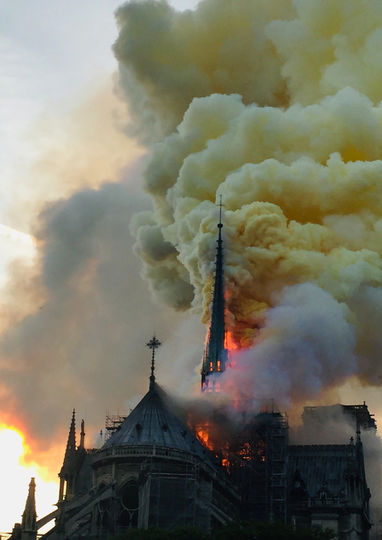Горящий собор Парижской Богоматери. Фото AFP