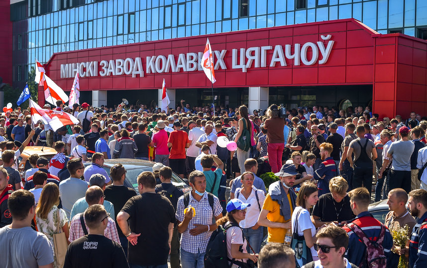 Толпа протестующих возле минского завода по производству колёсных тягочей. Фото AFP