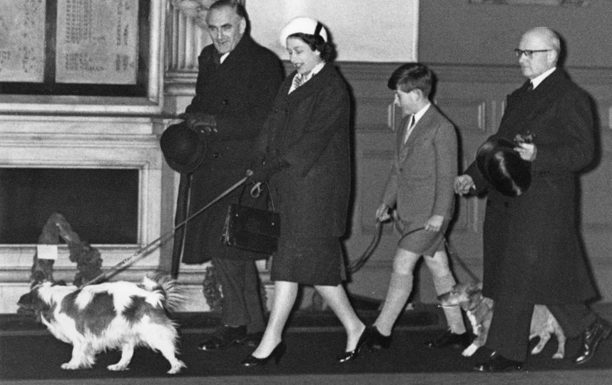 Королева Елизавета II с сыном Чарльзом. 1960 год. Фото Getty