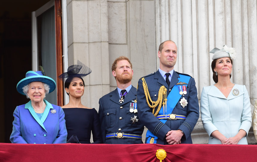 Королева Великобритании Елизавета II, принц Гарри с женой Меган Маркл и принц Уильям с женой Кейт Миддлтон. Архивное фото. Фото Getty