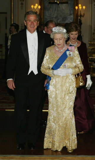 Президент США Джордж Буш-младший и королева Великобритании Елизавета II. 2003 год. Фото Getty