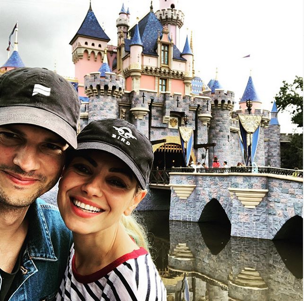 Мила Кунис и Эштон Катчер. Фото скриншот: instagram.com/aplusk/