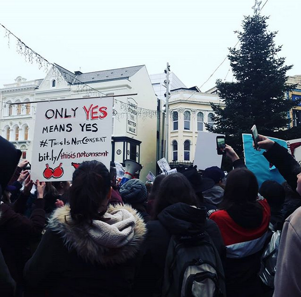 Скриншот https://www.instagram.com/cursedhen/.