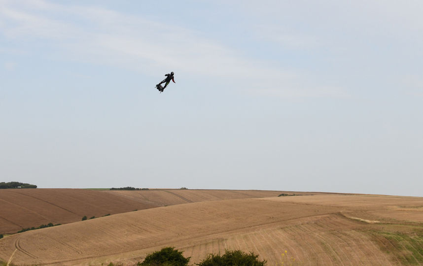 Фрэнки Запата тренируется над французскими полями перед перелётом через Ла-Манш. Фото AFP