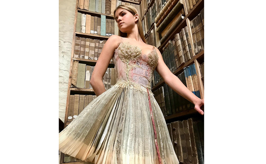 "Книжное" платье. Фото instagram.com/sylviefaconcreatricefrance