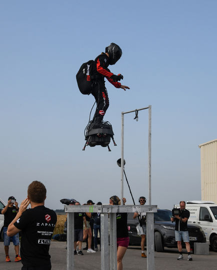 Устройство по факту состоит из трёх частей: самой платформы, топливного бака и пульта. Фото AFP