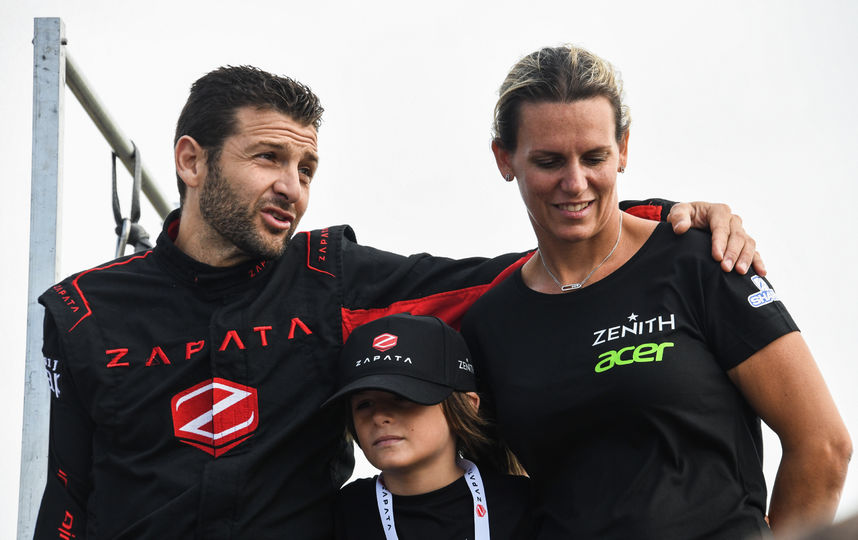 На месте взлёта и посадки Запату ожидали его жена и сын. Фото AFP