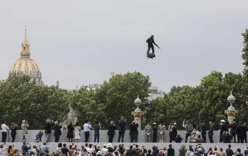 Платформу Flyboard Air 40-летний изобретатель продемонстрировал 14 июля на военном параде в Париже. Видео с пролётом Запаты выложил у себя в соцсетях президент Франции Эммануэль Макрон. Фото AFP