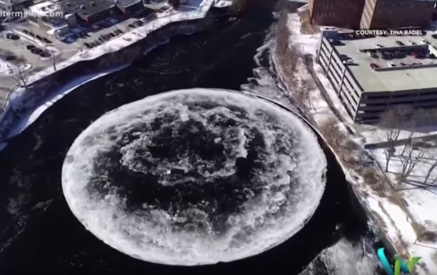 Гигантский ледяной диск на реке в США сняли на видео