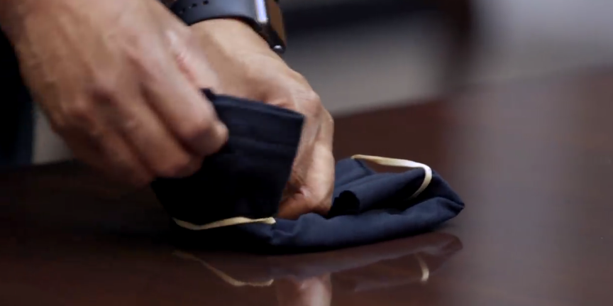 Сложенную часть футболки необходимо закрепить при помощи резинок для волос. Фото https://www.facebook.com/CDC/videos/1260776464113699/?t=35&v=1260776464113699