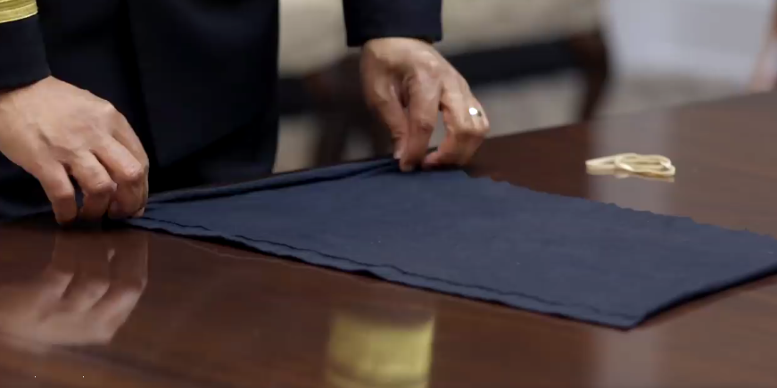 На опубликованном видео Адамс продемонстрировал, как правильно сложить вырезанную часть футболки. Фото https://www.facebook.com/CDC/videos/1260776464113699/?t=35&v=1260776464113699