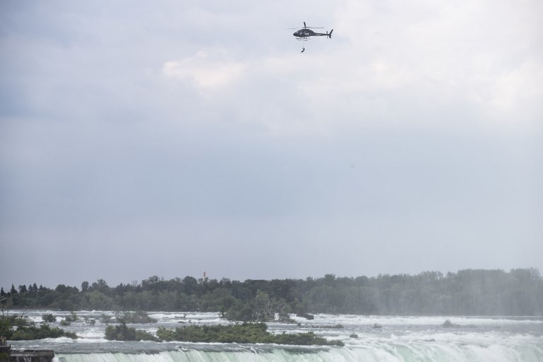 Гимнастка выполняет трюк в небе над Ниагарским водопадом. Фото AFP