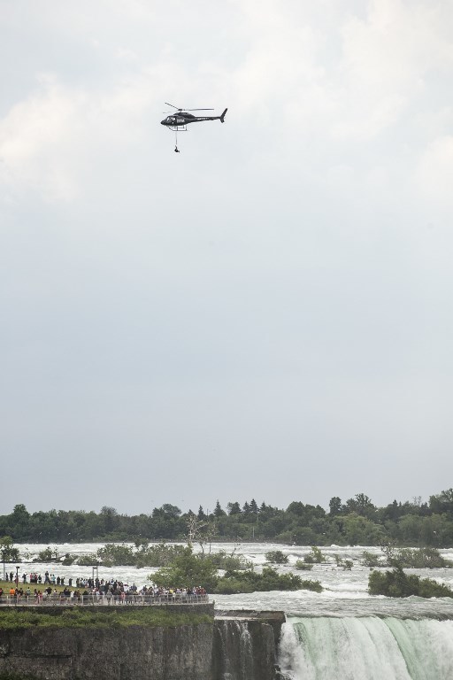 Гимнастка выполняет трюк в небе над Ниагарским водопадом. Фото AFP