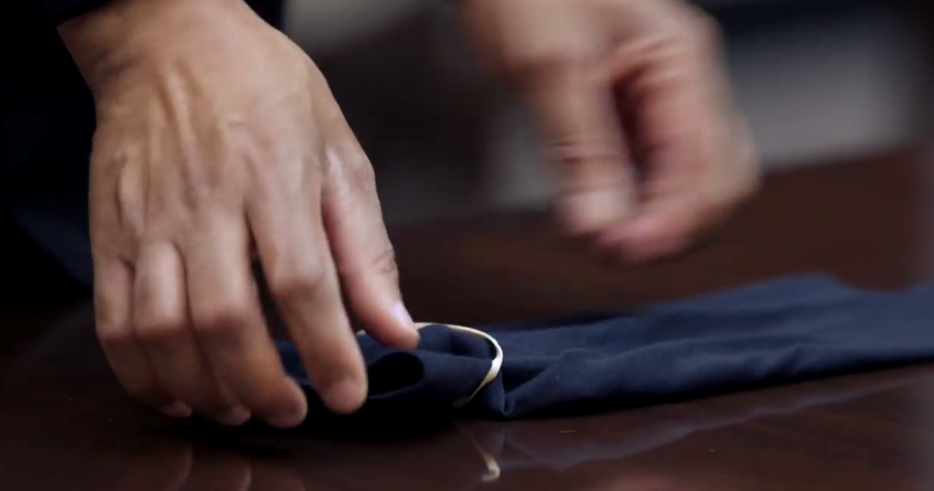 Сложенную часть футболки необходимо закрепить при помощи резинок для волос. Фото https://www.facebook.com/CDC/videos/1260776464113699/?t=35&v=1260776464113699