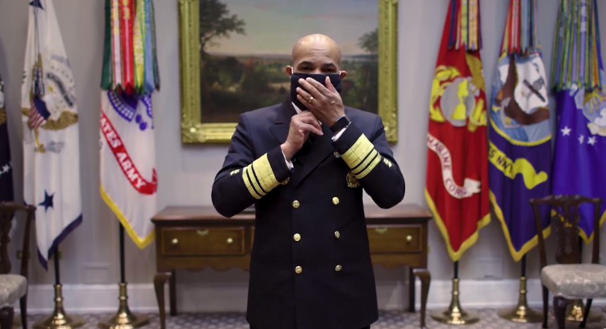 Главный хирург США Джером Адамс показал, как сделать маску для лица в домашних условиях. Фото https://www.facebook.com/CDC/videos/1260776464113699/?t=35&v=1260776464113699