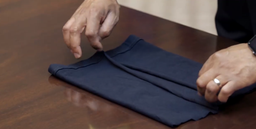 На опубликованном видео Адамс продемонстрировал, как правильно сложить вырезанную часть футболки. Фото https://www.facebook.com/CDC/videos/1260776464113699/?t=35&v=1260776464113699