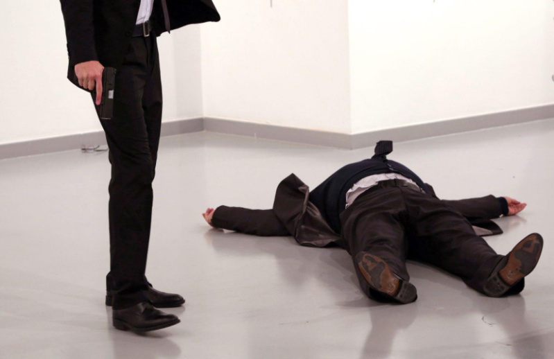 Кадры убийства российского посла Андрея Карлова. Фото Скриншот с официального сайта World Press Photo.