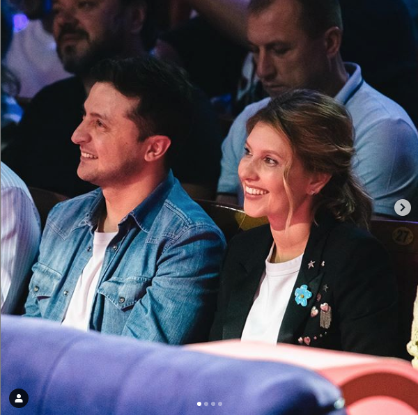 Елена Зеленская вместе с мужем на КВН. Фото скриншот https://www.instagram.com/olenazelenska_official/?hl=ru
