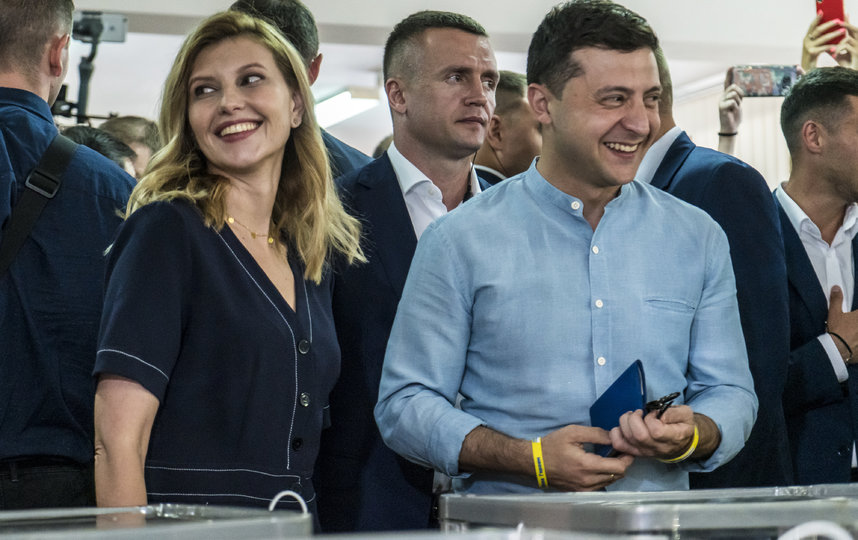 Елена Зеленская вместе с мужем на выборах. Фото Getty