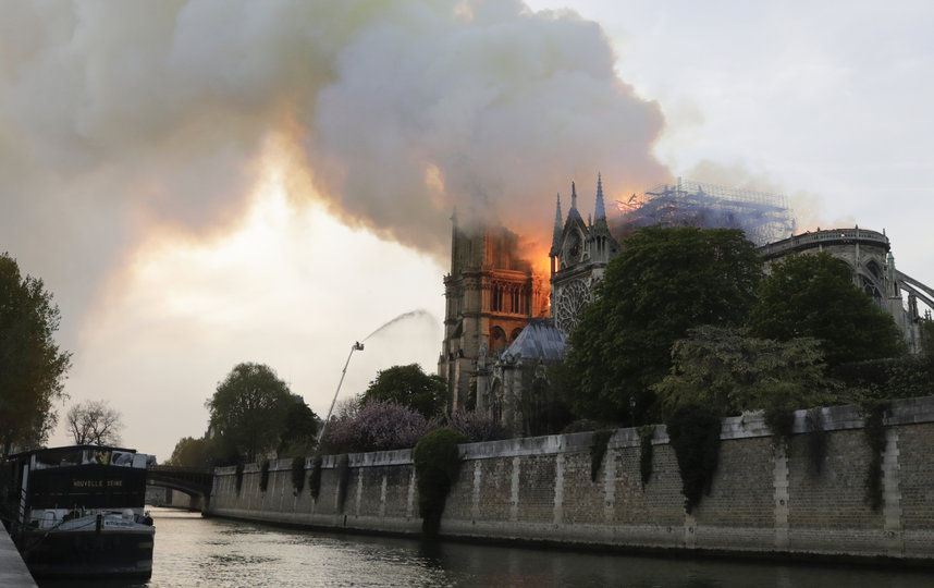 В результате происшествия обрушились шпиль и часы, обвалилась значительная часть крыши Собора. Фото AFP