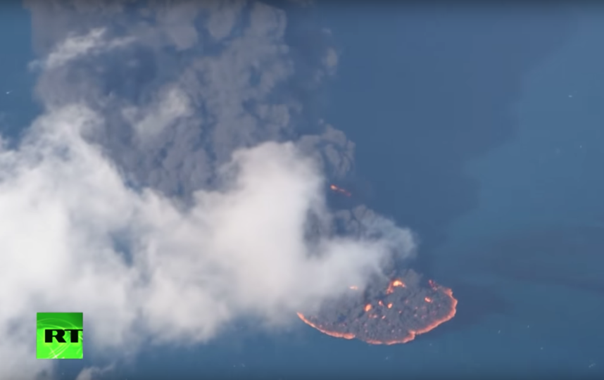 Гигантское горящее пятно нефти в Восточно-Китайском море попало на видео