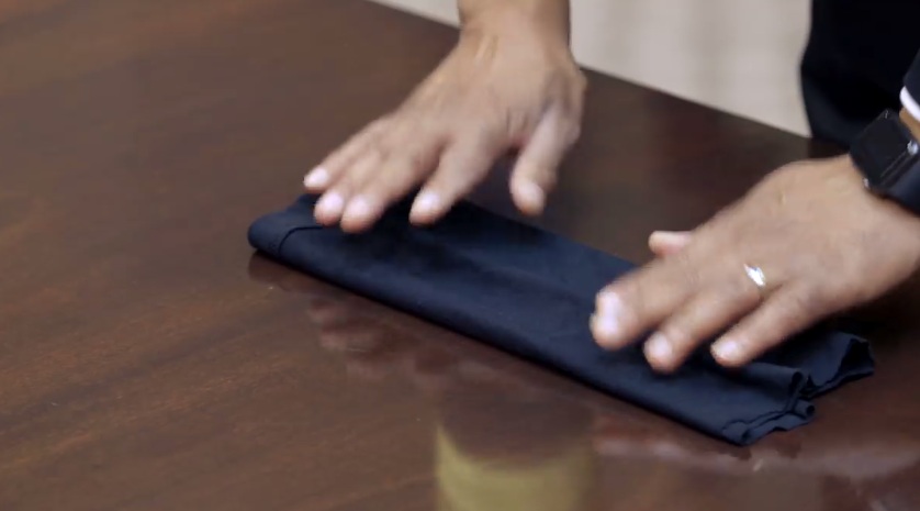 На опубликованном видео Адамс продемонстрировал, как правильно сложить вырезанную часть футболки. Фото https://www.facebook.com/CDC/videos/1260776464113699/?t=35&v=1260776464113699