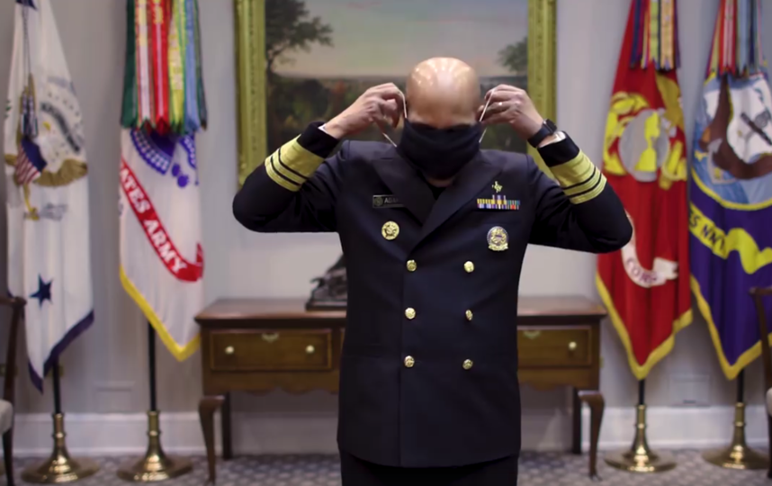 Главный хирург США Джером Адамс показал, как сделать маску для лица в домашних условиях. Фото https://www.facebook.com/CDC/videos/1260776464113699/?t=35&v=1260776464113699