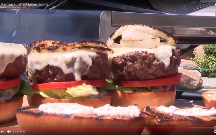 До обжарки повар советует щедро посолить и поперчить котлеты, а также по желанию сдобрить котлеты специями с обеих сторон, а также по бокам. Фото Скриншот Youtube