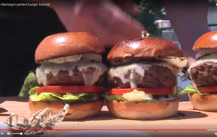 До обжарки повар советует щедро посолить и поперчить котлеты, а также по желанию сдобрить котлеты специями с обеих сторон, а также по бокам. Фото Скриншот Youtube