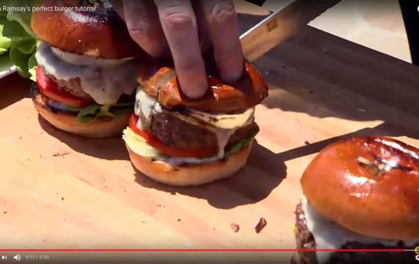 До обжарки повар советует щедро посолить и поперчить котлеты, а также по желанию сдобрить котлеты специями с обеих сторон, а также по бокам. Фото Скриншот Youtube