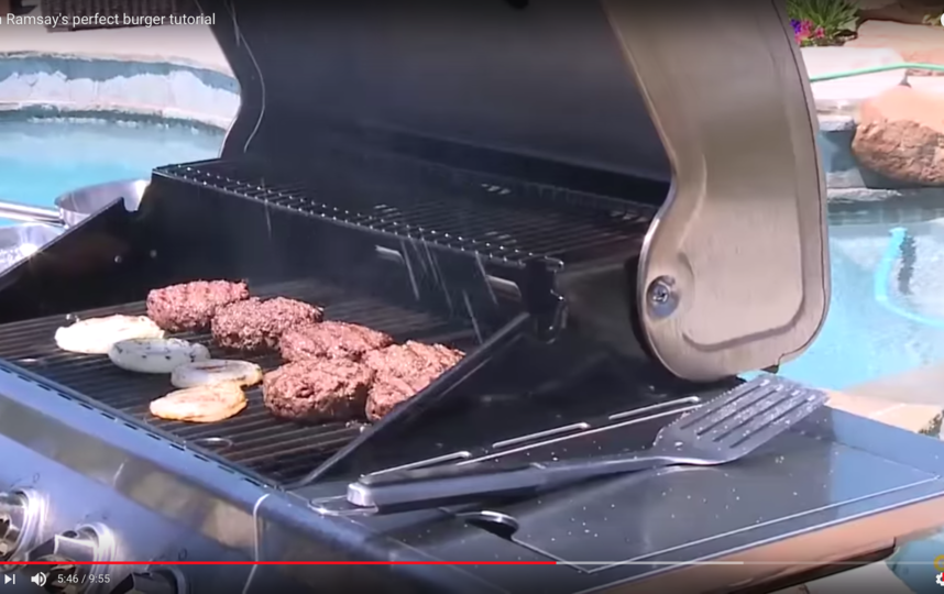 До обжарки повар советует щедро посолить и поперчить котлеты, а также по желанию сдобрить котлеты специями с обеих сторон, а также по бокам. Фото Скриншот Youtube