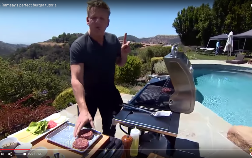 До обжарки повар советует щедро посолить и поперчить котлеты, а также по желанию сдобрить котлеты специями с обеих сторон, а также по бокам. Фото Скриншот Youtube