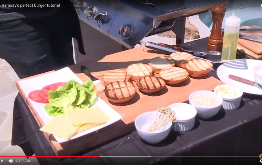 До обжарки повар советует щедро посолить и поперчить котлеты, а также по желанию сдобрить котлеты специями с обеих сторон, а также по бокам. Фото Скриншот Youtube