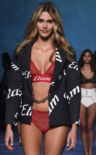 Шоу ETAM. Фото AFP