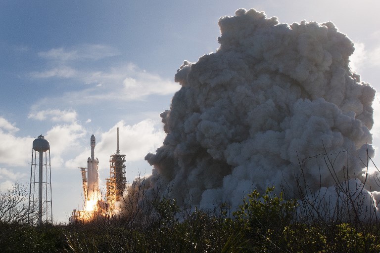 Старт ракета-носителя Falcon Heavy. Фото AFP